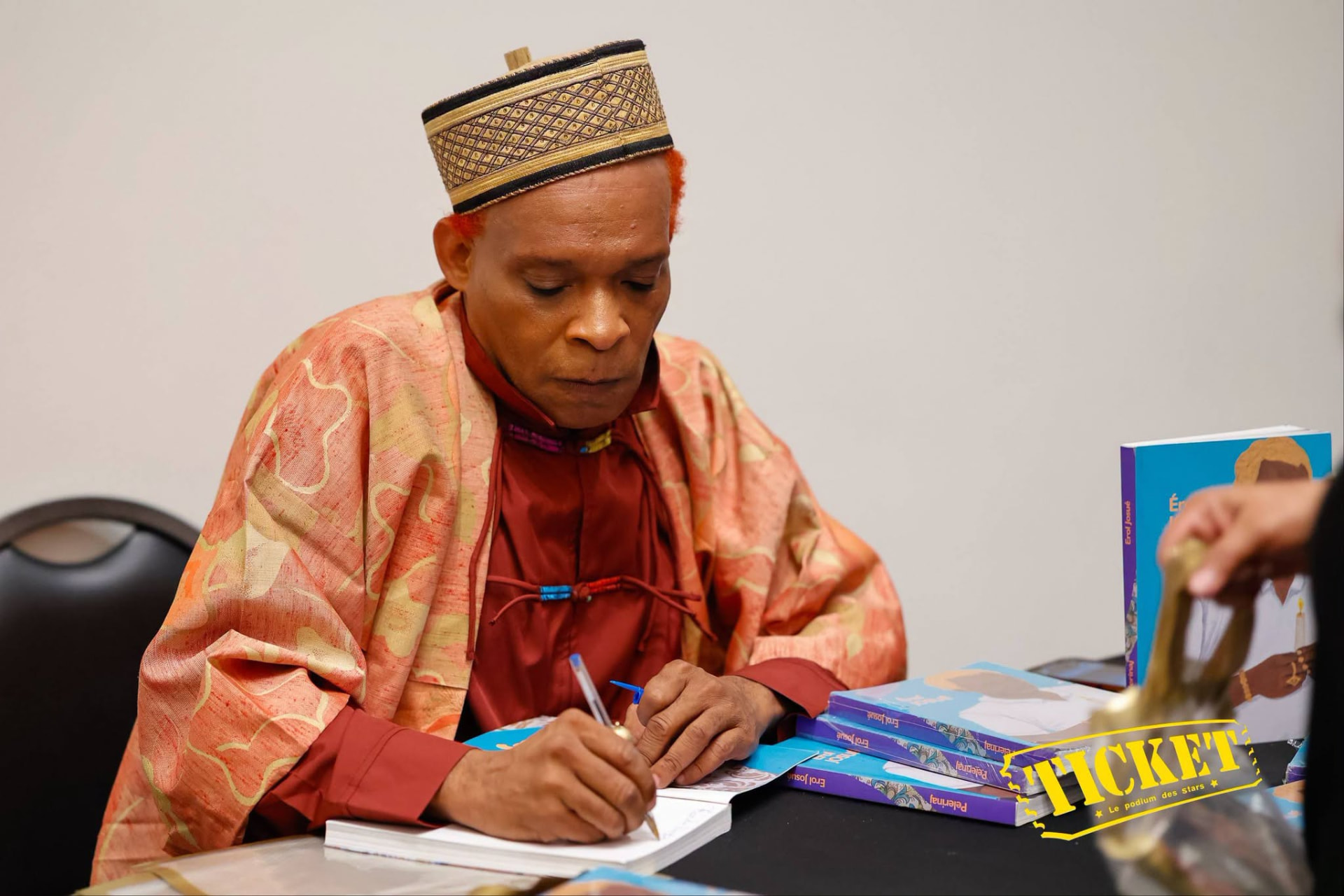 Érol Josué signing copies of his book